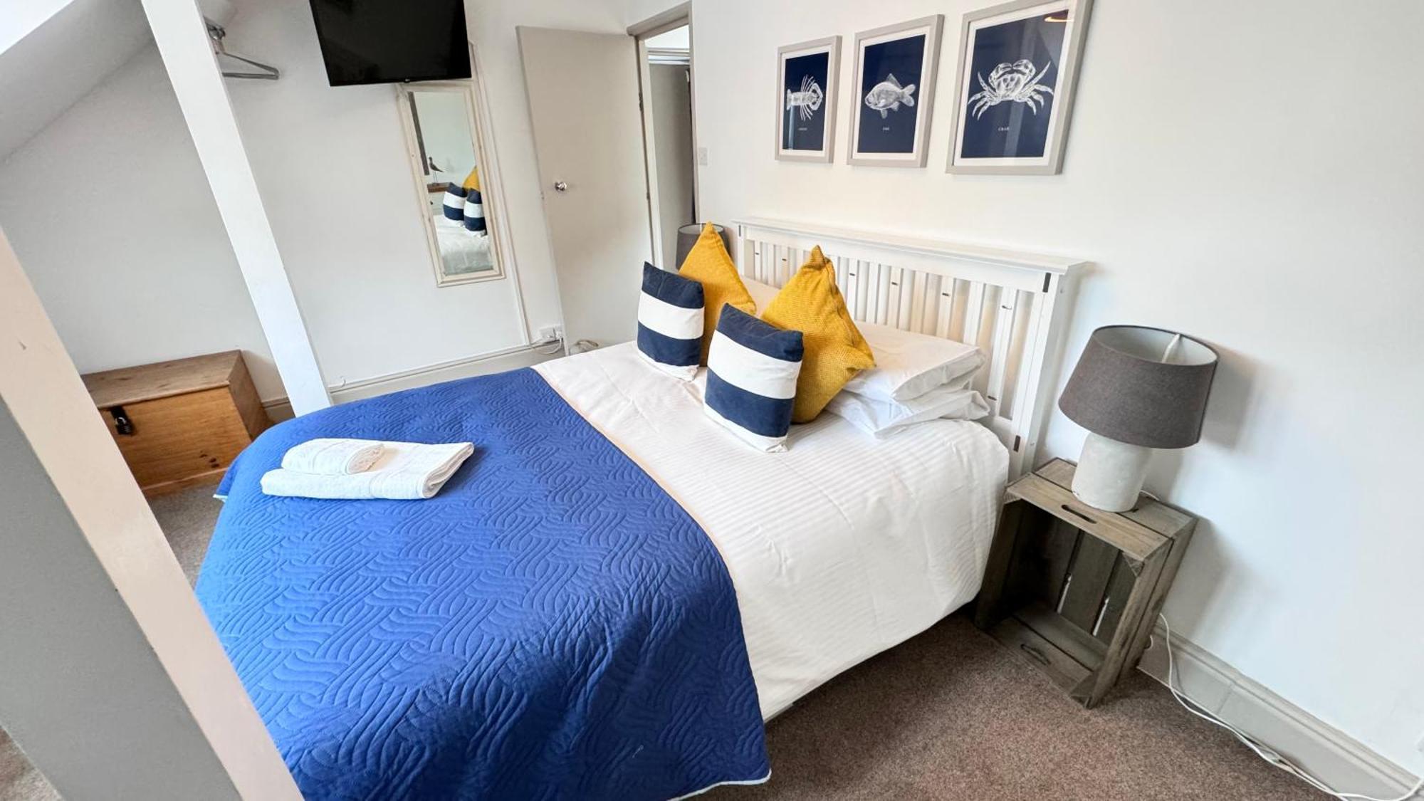 Nancie'S Place - Dartmouth Town Center With Private Parking - A Traditional Georgian Private Duplex Apartment - Beautifully Refurbished - Two Bedrooms, Bathroom, Kitchen And Lounge Diner Экстерьер фото
