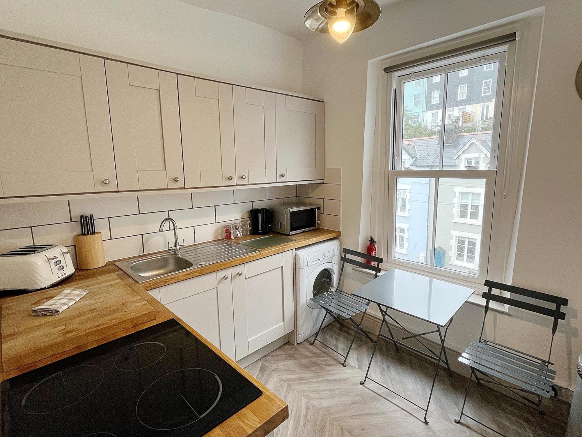 Nancie'S Place - Dartmouth Town Center With Private Parking - A Traditional Georgian Private Duplex Apartment - Beautifully Refurbished - Two Bedrooms, Bathroom, Kitchen And Lounge Diner Экстерьер фото