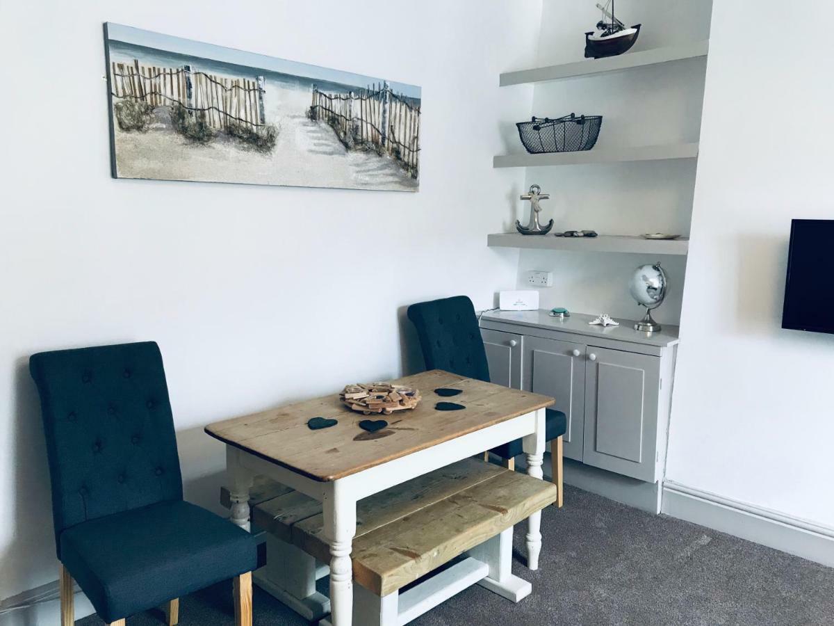 Nancie'S Place - Dartmouth Town Center With Private Parking - A Traditional Georgian Private Duplex Apartment - Beautifully Refurbished - Two Bedrooms, Bathroom, Kitchen And Lounge Diner Экстерьер фото